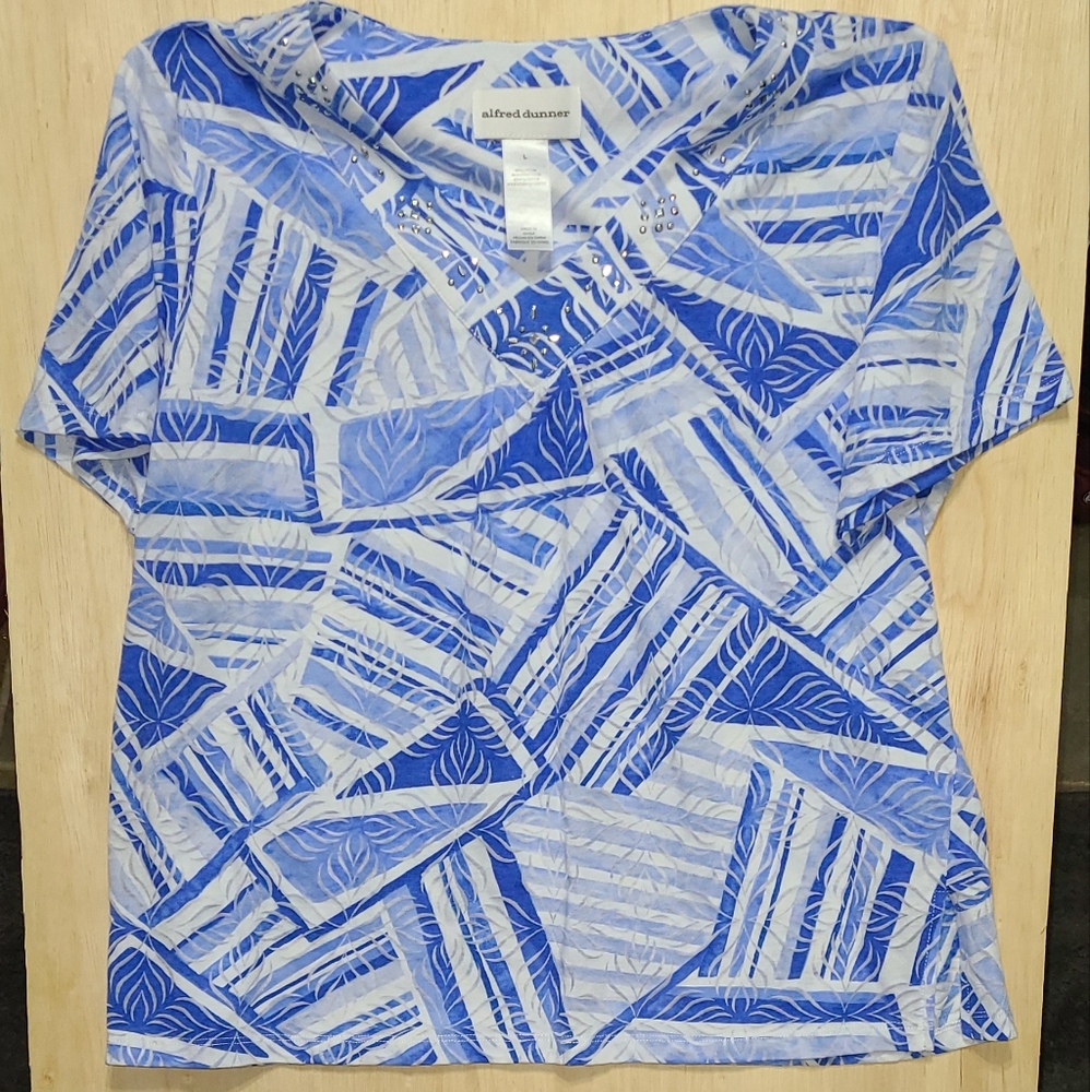 Alfred Dunner blue and white pretty geometrical design light-weight block‎ LARGE